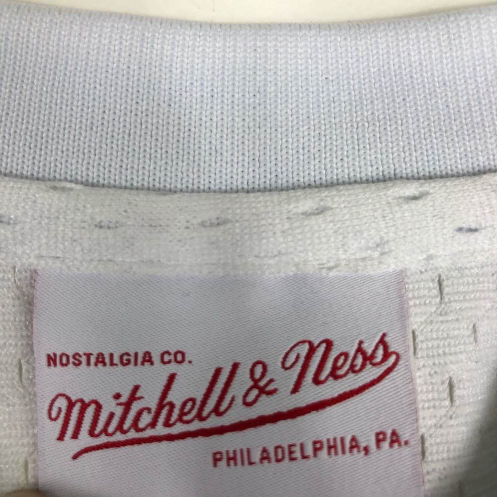 ✨SOLD✨ Atlanta Braves V-Neck Mesh Jersey - Picture 4 of 5